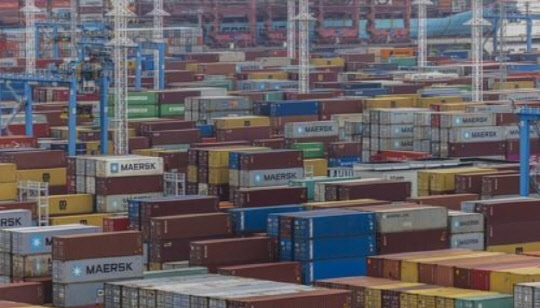 이달 중국 닝보 저우산항과 인근 상하이항 대기 선박이 약 200척에 육박하는 것으로 나타났다. 중국 저장성 닝보 저우산 항의 컨테이너. <EPA=연합뉴스>